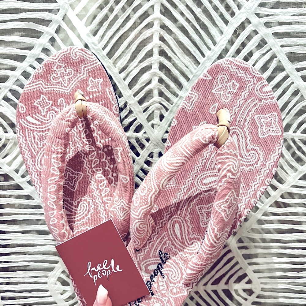 NWT | FREE PEOPLE Es Verdra Organic Cotton Thong Sandals in pink & white